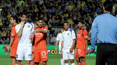 בן הרוש אומר לשופט לשים עין על ראלי (יניב גונן)