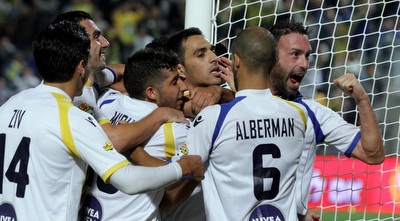 שחקני מכבי חוגגים עם זהבי (יניב גונן)