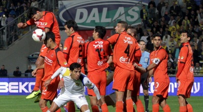 הכדור פוגע בידו של צעירי (יניב גונן)