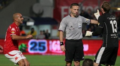 גרינפלד מצביע על הנקודה הלבנה (משה חרמון)