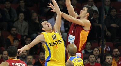 ארצג מעל פניני. משחק טוב לשני הפורוורדים (GettyImages)