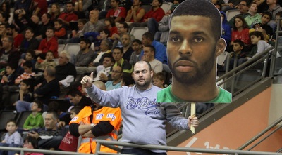 לירן חולצה אפורה עם שלט של דונטה סמית´ (עמית מצפה)