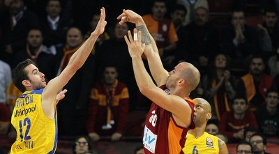 ארויו מעל יוגב אוחיון. שלט בקצב המשחק (GettyImages)