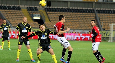 בראיין ז´ונס מחכה לכדור (משה חרמון)