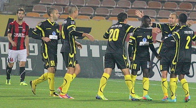 שחקני בית&qout;ר ירושלים חוגגים את השוויון (משה חרמון)