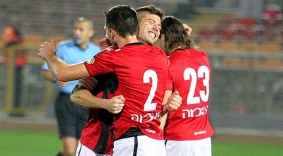 טאטדאס קיאנסקאס חוגג עם חבריו (משה חרמון)