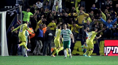 שחקני מכבי חוגגים עם יצחקי (יניב גונן)