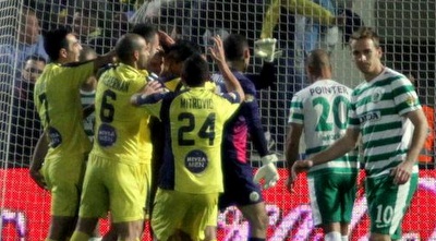 שחקני מכבי ת&qout;א חוגגים. ראיוס וקטן מפסידים שוב (יניב גונן) שחקני מכבי ת&qout;א חוגגים. ראיוס וקטן מפסידים שוב (יניב גונן)