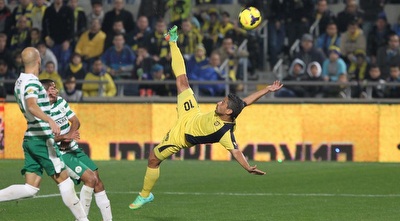 יצחקי כובש במספרת (מכבי ת&qout;א רשמי)