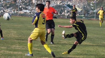 בר שלום בועט לשער (גיא בן זיו)