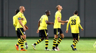 שחקני נתניה חוגגים עם אקסברד (שי לוי)