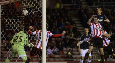 נמניה וידיץ´ עולה מעל כולם בדרך לשער (רויטרס)