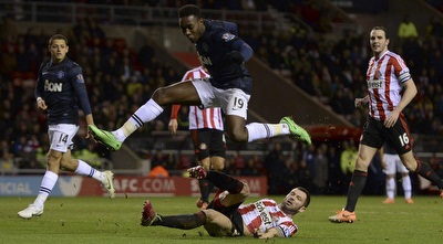 דני וולבק קופץ מעל פיל בראדסלי (רויטרס)