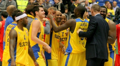 שחקני מכבי חוגגים (משה חרמון) שחקני מכבי חוגגים (משה חרמון)