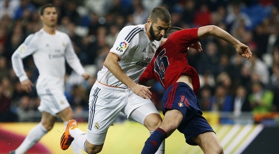 קארים בנזמה ואויר סנחורחו מאטה במאבק על הכדור (רויטרס)