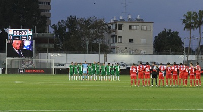 שחקני הקבוצות עומדים דקת דומייה (עמית מצפה)