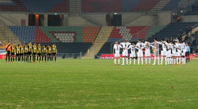 שחקני בית&qout;ר ירושלים והפועל רעננה בדקת דומייה לאריק שרון (רדאד ג´בארה)