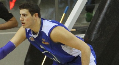 אייק אופאיבו תופס עמדה על עוז בלייזר (עמית מצפה)