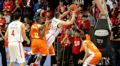 ארטיום פרחוסקי עולה לסל (משה חרמון)