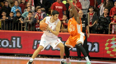 ליאור אליהו תופס עמדה על דווין וויט (משה חרמון)