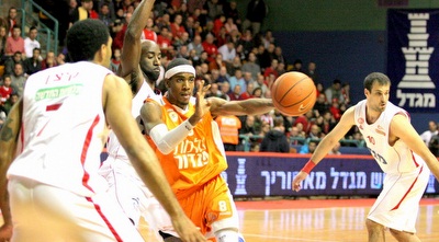 שון דאוסן חודר לסל (משה חרמון)