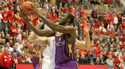 בריאן אוסברי עולה לסל (משה חרמון)