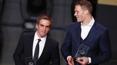 מנואל נוייר ופיליפ לם עם הפסלונים (רויטרס)