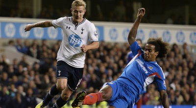 לואיס הולטבי חולף על פני תום האדלסטון (רויטרס)