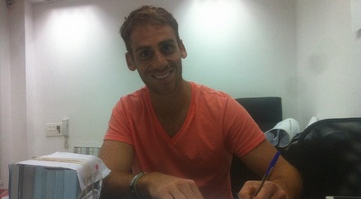 חנצ´ינסקי חותם בהכח (עמוד הפייסבוק של הכח עמידר ר&qout;ג) חנצ´ינסקי חותם בהכח (עמוד הפייסבוק של הכח עמידר ר&qout;ג)