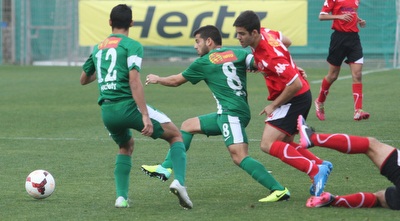 עדי קונסטנטינוס במאבק על הכדור (עמית מצפה)