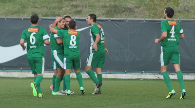 שחקני מכבי חיפה חוגגים (עמית מצפה)