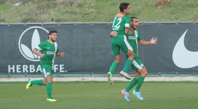 דור חוגי חוגג עם חבריו (עמית מצפה)