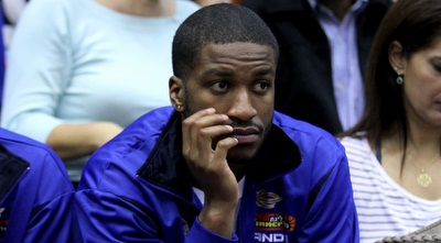 אנתוני גודס צופה במשחק (רדאד ג´בארה) אנתוני גודס צופה במשחק (רדאד ג´בארה)