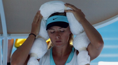 שראפובה נעזרת בקרח (רויטרס) שראפובה נעזרת בקרח (רויטרס)