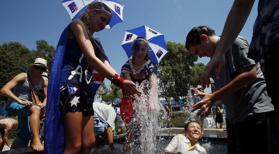 ילדים משתעשעים במים באוסטרליה (רויטרס) ילדים משתעשעים במים באוסטרליה (רויטרס)