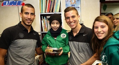 ורד וידין מחלקים מתנות (עמית מצפה)