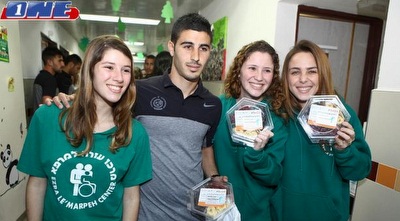 רן אבוקרט מחלק מתנות בבית החולים (עמית מצפה)