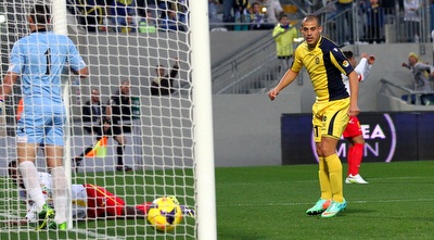 פטי נוגח לשערו (שי לוי) פטי נוגח לשערו (שי לוי)