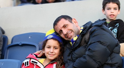 אוהדי מכבי ת&qout;א. הילדה התבלבלה בצבע (שי לוי) אוהדי מכבי ת&qout;א. הילדה התבלבלה בצבע (שי לוי)