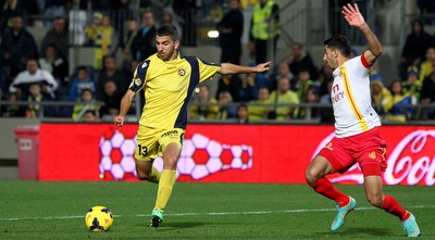 מונס דאבור מול עופר ורטה. החלוץ היה מעורב בשער השני (שי לוי) מונס דאבור מול עופר ורטה. החלוץ היה מעורב בשער השני (שי לוי)