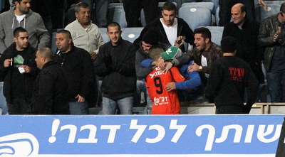 עגייב עם האוהדים ביציע (חגי ניזרי)