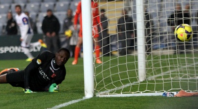 איינוגבה נכנע לנגיחה של דמארי (חגי ניזרי)