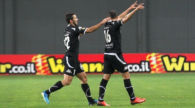 עומר דמארי חוגג עם חבריו (רדאד ג´בארה) עומר דמארי חוגג עם חבריו (רדאד ג´בארה)