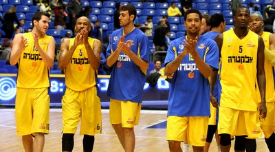 שחקני מכבי חוגגים (שי לוי)