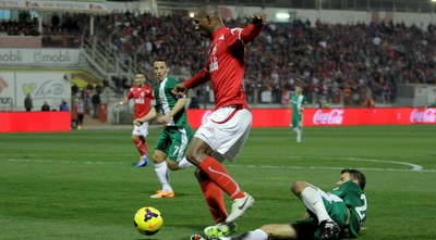 פלט עובר את קינן. החלוץ גבוה מעל כולם (יניב גונן)