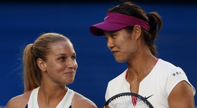 שתי המפתיעות של הטורניר מחובקות לפני הגמר (רויטרס) שתי המפתיעות של הטורניר מחובקות לפני הגמר (רויטרס)