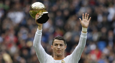 כריסטיאנו רונאלדו עם כדור הזהב (רויטרס) כריסטיאנו רונאלדו עם כדור הזהב (רויטרס)