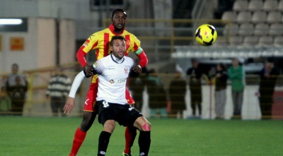 יאיא פטי שומר על אבו סלאח (יניב גונן)