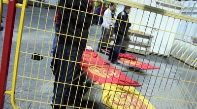 אוהדי סכנין מתפללים על דגלי אשדוד (יניב גונן)