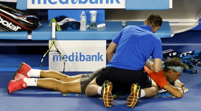 נדאל מקבל טיפול בגבו (רויטרס)